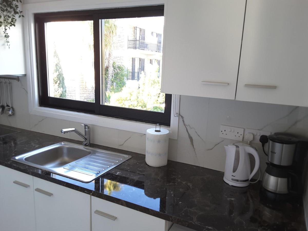 Blue Coast Semeli By The Sea Apartment Paphos Bagian luar foto